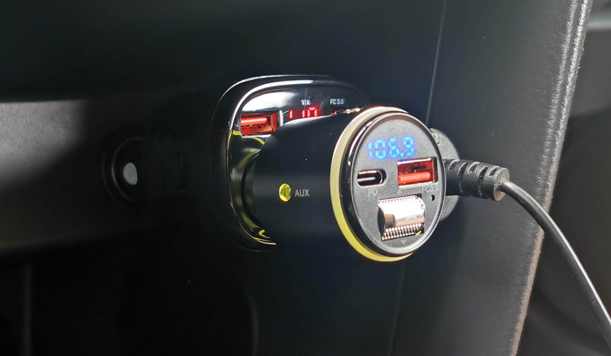 Navitel-USP55-Pro-oAutach.pl-004 TEST | Rozdzielacz gniazda zapalniczki Navitel USP55 Pro - cztery wtyczki z jednego gniazda - opnie, recenzja, #kluczowa5