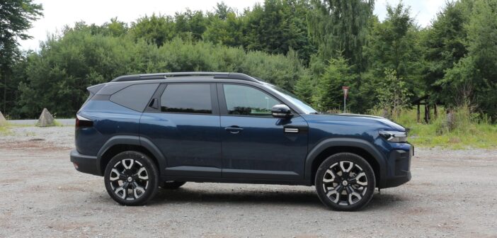 Dacia-Bigster-Hybrid-155-Journey-oAutach.pl-008-702x336 TEST | Dacia Bigster Hybrid 155 Journey - wielki SUV, wielkie zalety i... drobne potknięcia - opinie, recenzja, #kluczowa5