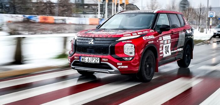 mitsubishi-outlander-phev-ralliart-wersja-pokazowa-306km-terenowy-styl-0004-702x336 Mitsubishi Outlander PHEV RALLIART – pokaz siły z rajdowym DNA i 306 KM pod maską