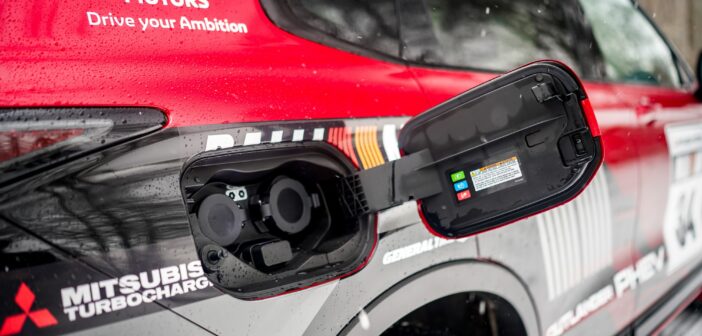 mitsubishi-outlander-phev-ralliart-wersja-pokazowa-306km-terenowy-styl-0009-702x336 Mitsubishi Outlander PHEV RALLIART – pokaz siły z rajdowym DNA i 306 KM pod maską